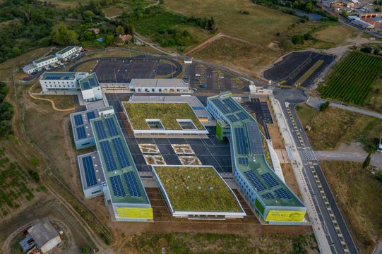 Cubiertas Biosolares, la integración de placas solares en cubiertas ajardinadas