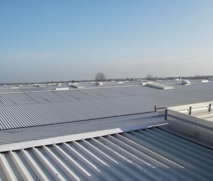 PVC en cubiertas: solución eficiente y duradera para edificación estándar