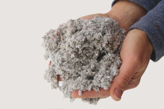 Aislamiento orgánico de fibras de celulosa reciclada