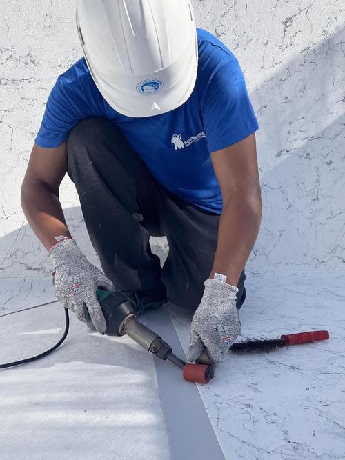 ¿Por qué instalar geotextil en una piscina con lámina armada?