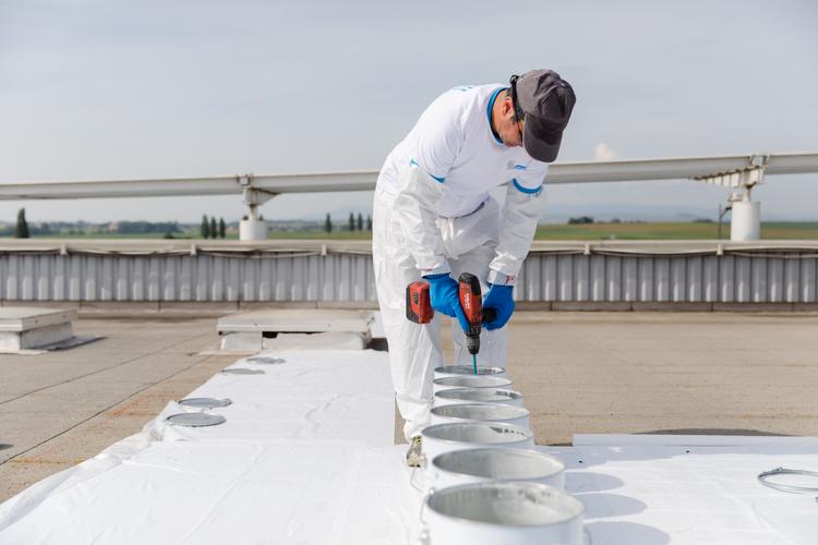 ¿Qué es un sistema Cool Roof y cómo puede reducir hasta 30 °C en cubierta?